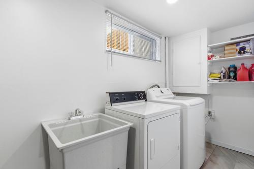 Salle de lavage - 124 Rue Stéphanie, Dollard-Des-Ormeaux, QC - Indoor Photo Showing Laundry Room
