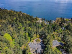 2615 Queenswood Dr  Saanich, BC V8N 1X6