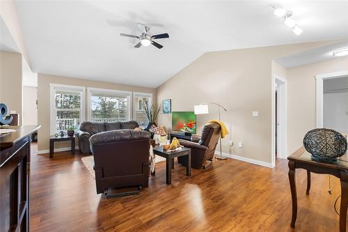966 313Th Drive, Kimberley, BC - Indoor Photo Showing Living Room