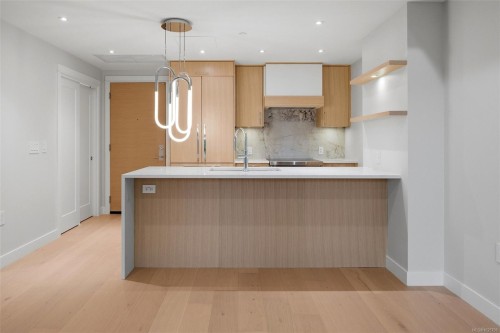 205-5229 Cordova Bay Rd  Saanich, BC V8Y 2L1