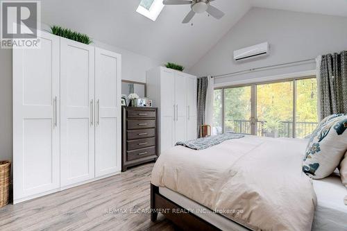 7 Homewood Avenue, Hamilton, ON - Indoor Photo Showing Bedroom