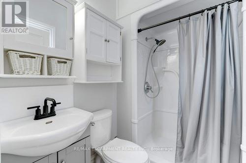 7 Homewood Avenue, Hamilton, ON - Indoor Photo Showing Bathroom
