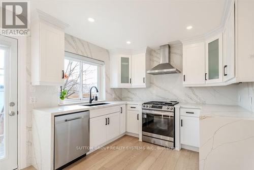 Kitchen - 2280 Wiseman Court, Mississauga, ON - Indoor Photo Showing Kitchen With Upgraded Kitchen