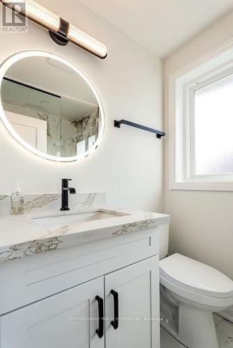 2nd Floor Bathtoom - 2280 Wiseman Court, Mississauga, ON - Indoor Photo Showing Bathroom