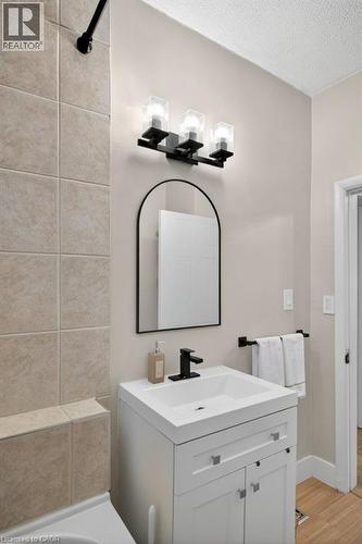 196 Paling Avenue, Hamilton, ON - Indoor Photo Showing Bathroom