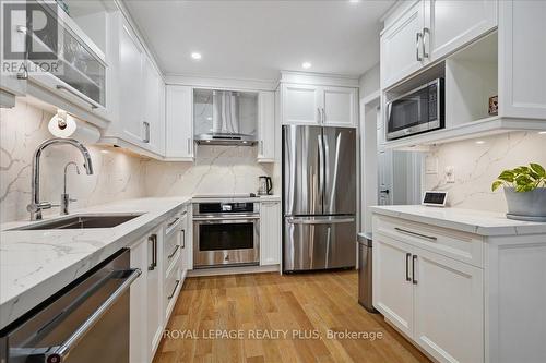 5300 Palmetto Place, Mississauga, ON - Indoor Photo Showing Kitchen With Upgraded Kitchen