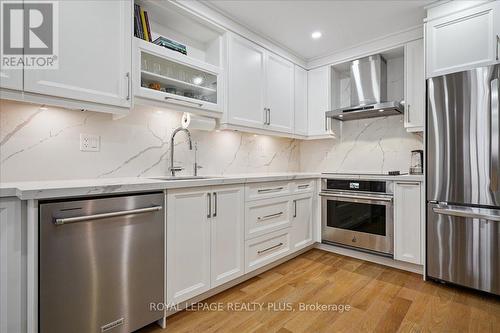 5300 Palmetto Place, Mississauga, ON - Indoor Photo Showing Kitchen With Upgraded Kitchen