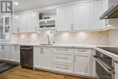 5300 Palmetto Place, Mississauga, ON - Indoor Photo Showing Kitchen With Upgraded Kitchen