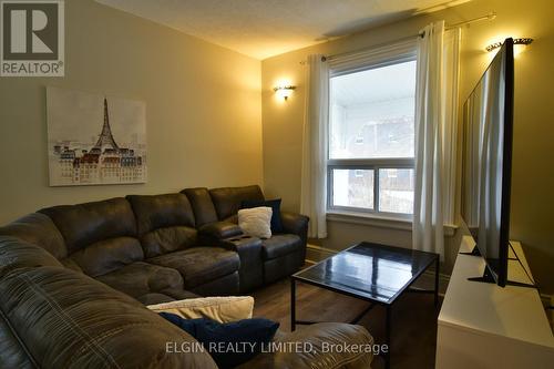 57 Scott Street, St. Thomas, ON - Indoor Photo Showing Living Room