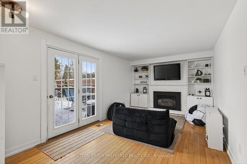 44 Cumberland Crescent, London North (North G), ON - Indoor Photo Showing Living Room With Fireplace