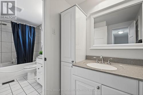 44 Cumberland Crescent, London North (North G), ON - Indoor Photo Showing Bathroom