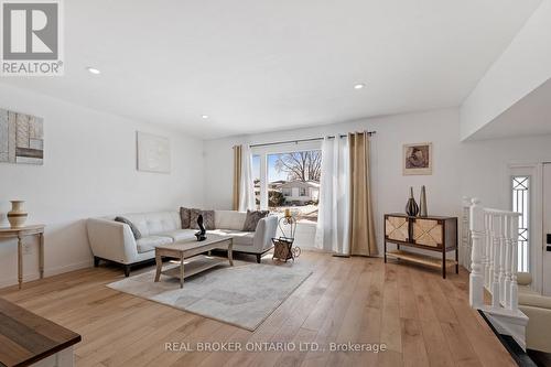 24 Keefer Road, Thorold (Confederation Heights), ON - Indoor Photo Showing Living Room