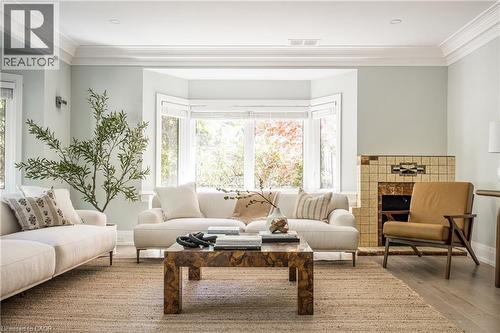 3 Oakwood Place, Hamilton, ON - Indoor Photo Showing Living Room