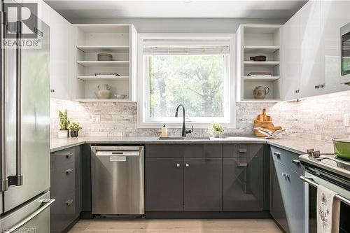 3 Oakwood Place, Hamilton, ON - Indoor Photo Showing Kitchen With Upgraded Kitchen