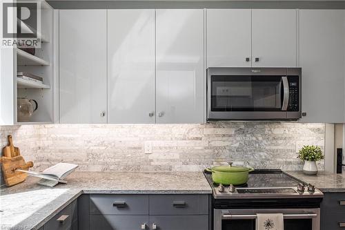 3 Oakwood Place, Hamilton, ON - Indoor Photo Showing Kitchen With Upgraded Kitchen