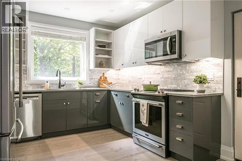 3 Oakwood Place, Hamilton, ON - Indoor Photo Showing Kitchen With Upgraded Kitchen