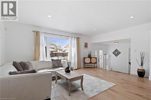 24 Keefer Road, Thorold, ON - Indoor Photo Showing Living Room