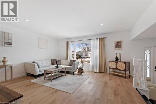 24 Keefer Road, Thorold, ON - Indoor Photo Showing Living Room