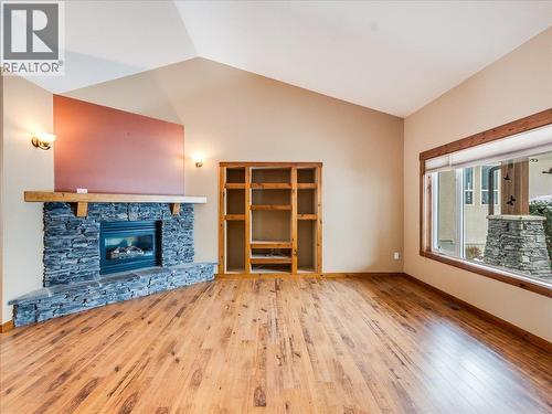 1532 Emerald Crescent, Castlegar, BC - Indoor Photo Showing Living Room With Fireplace