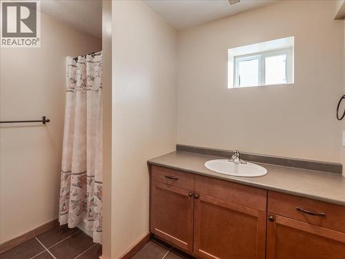 1532 Emerald Crescent, Castlegar, BC - Indoor Photo Showing Bathroom
