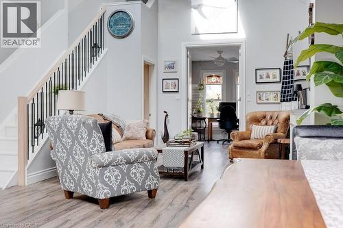 7 Homewood Avenue, Hamilton, ON - Indoor Photo Showing Living Room