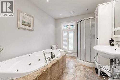 7 Homewood Avenue, Hamilton, ON - Indoor Photo Showing Bathroom
