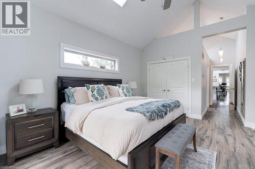 7 Homewood Avenue, Hamilton, ON - Indoor Photo Showing Bedroom
