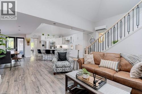 7 Homewood Avenue, Hamilton, ON - Indoor Photo Showing Living Room