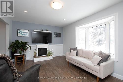 929 Merivale Road, Ottawa, ON - Indoor Photo Showing Living Room