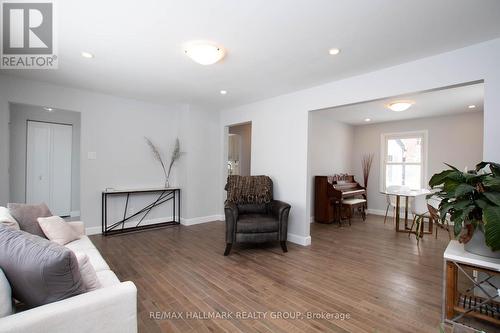 929 Merivale Road, Ottawa, ON - Indoor Photo Showing Living Room