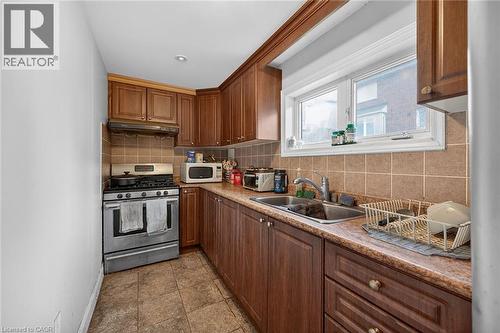 3175 Bunkerhill Place, Burlington, ON - Indoor Photo Showing Kitchen With Double Sink