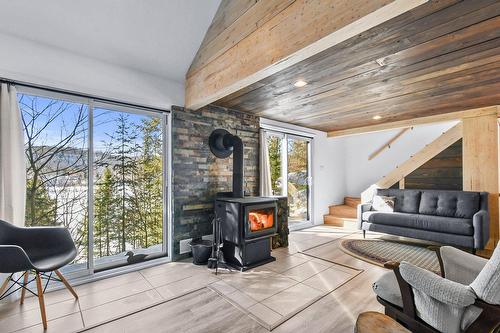 Salon - 2237 Ch. Principal, Saint-Mathieu-Du-Parc, QC - Indoor Photo Showing Living Room With Fireplace