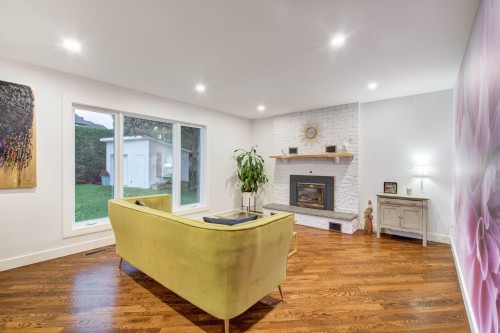 Salon - 25 Rue Carrier, Saint-Mathieu-De-Beloeil, QC - Indoor With Fireplace