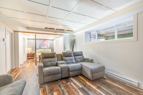 Salon - 25 Rue Carrier, Saint-Mathieu-De-Beloeil, QC - Indoor