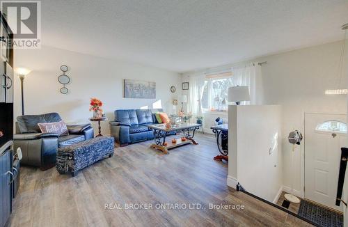 34 Willow Green Court, Kitchener, ON - Indoor Photo Showing Living Room
