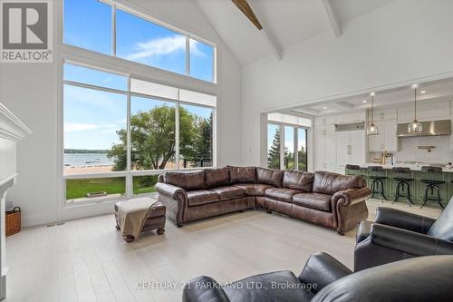 326 Tiny Beaches Road S, Tiny, ON - Indoor Photo Showing Living Room