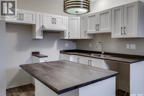 133 E Avenue S, Saskatoon, SK - Indoor Photo Showing Kitchen With Double Sink