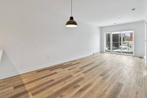 Salon - 504-2121 Av. Papineau, Montréal (Ville-Marie), QC - Indoor