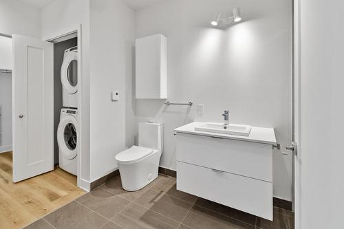 Salle de lavage - 504-2121 Av. Papineau, Montréal (Ville-Marie), QC - Indoor Photo Showing Laundry Room