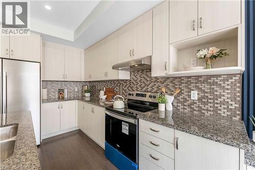 1426 Oakmont Common, Burlington, ON - Indoor Photo Showing Kitchen With Upgraded Kitchen