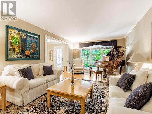 88 Ames Circle, Toronto, ON - Indoor Photo Showing Living Room