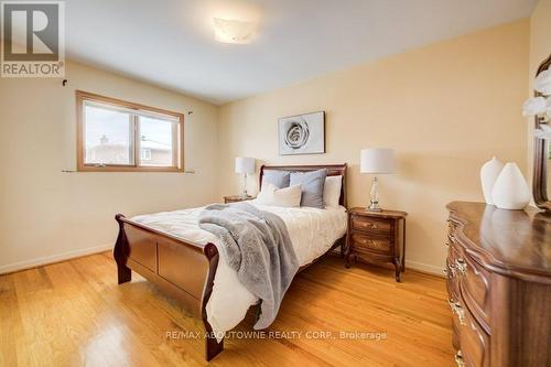 1245 Tyneburn Crescent, Mississauga, ON - Indoor Photo Showing Bedroom