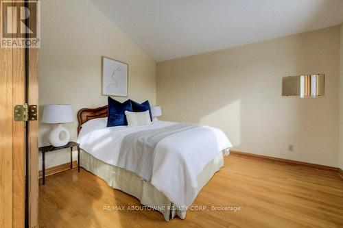 1245 Tyneburn Crescent, Mississauga, ON - Indoor Photo Showing Bedroom
