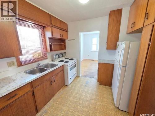 702 Princess Street, Regina, SK - Indoor Photo Showing Kitchen With Double Sink