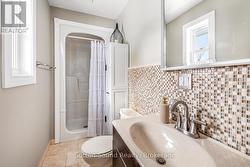 Ensuite bath - 