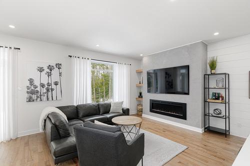 Salon - 129 10E Avenue, Saint-Hippolyte, QC - Indoor Photo Showing Living Room With Fireplace