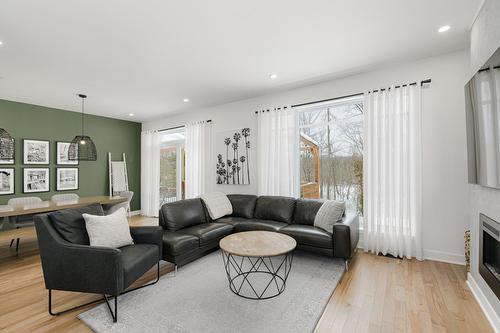 Salon - 129 10E Avenue, Saint-Hippolyte, QC - Indoor Photo Showing Living Room With Fireplace