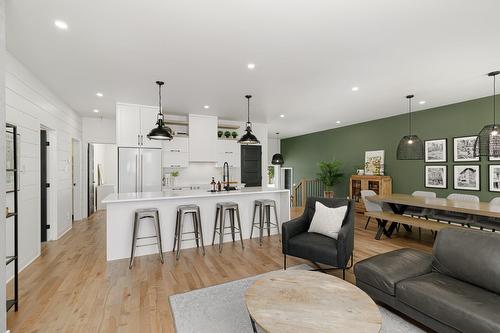 Vue d'ensemble - 129 10E Avenue, Saint-Hippolyte, QC - Indoor Photo Showing Living Room