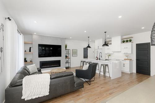 Vue d'ensemble - 129 10E Avenue, Saint-Hippolyte, QC - Indoor Photo Showing Living Room With Fireplace