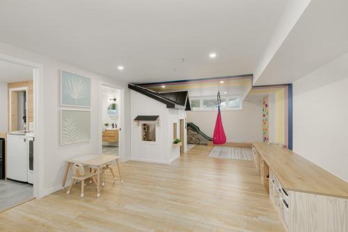 Salle familiale - 129 10E Avenue, Saint-Hippolyte, QC - Indoor Photo Showing Other Room